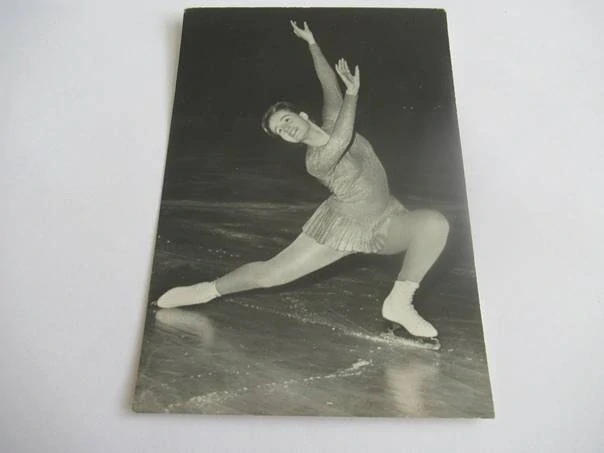Regina Heitzerová - Rakousko - Zástupkyně slavné školy rakouského krasobruslení s jistou povinnou a efektivní volnou jízdou - 1964