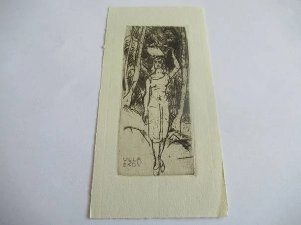 Originální Lept Exlibris Ulla Skov – Motiv Žena s nůší v lese – Rudolf Koch 1967 (12 x 6 cm)