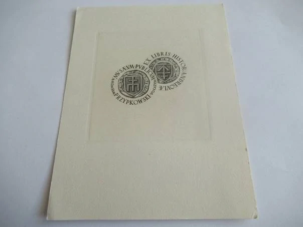 Originální Mědirytina Exlibris Museum Publicum Przypkowski – Motiv Historické pečetě a erby – Bogusław Brandt (15 x 11 cm)