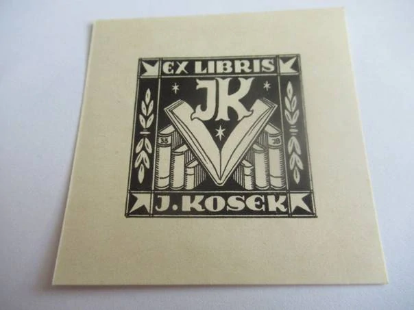Originální Dřevoryt Exlibris J. Kosek – Motiv Otevřená kniha a monogram JK – Jaro Beran 1933 (6 x 6,5 cm)