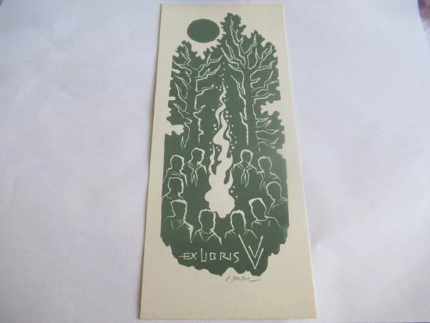 Exlibris – pro V. – Ladislav Rusek – X3 (linoryt) se signaturou, skautský motiv s táborovým ohněm v lese – 20 x 8,5 cm