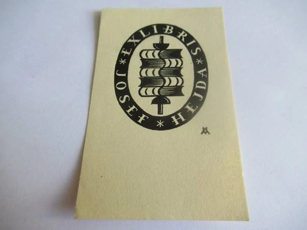 Exlibris – Josef Hejda – Mrkvičková-Hlobilová (1932) – Motiv: Stoh knih v oválném medailonu, originální dřevoryt (10 x 6,5 cm)