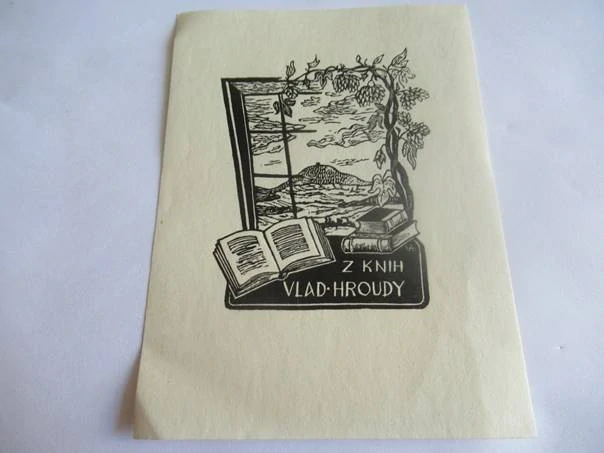 Exlibris – Z knih Vlad. Hroudy – V. J. Ambrožová (1954) – Motiv: Výhled z okna na Bezděz s knihami a vinnou révou, originální autorský zinkografický tisk (13,5 x 10 cm)