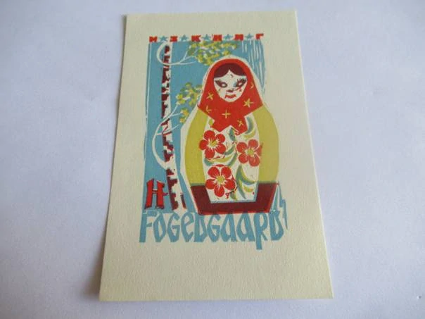 Exlibris – Helmer Fogedgaard – Lev Beketov – Motiv: Matrjoška a bříza, originální barevný linoryt (10 x 6,5 cm)
