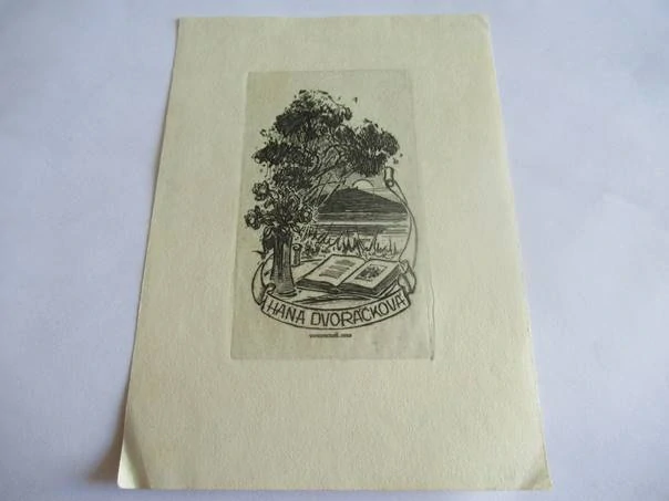 Exlibris – Hana Dvořáčková – J. Benda (1972) – Motiv: Krajina s vršíčkem, stromem, vázou s růžemi a otevřenou knihou, originální hlubotisk / lepty (15 x 10,5 cm)