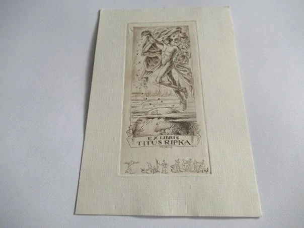 Exlibris – Titus Ripka – Károly Sterbenz (1947) – Motiv: Antická alegorie nad földgóbem (Zeměkoulí) s řemeslnou remarkou, originální mědiryt / lept C3, Sopron (15,5 x 10,5 cm)