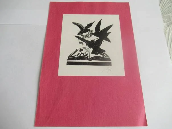 Originální exlibris Linz 80 – Karl-Heinz Anger: Ptáci nad knihou, signovaný linoryt (X3) – 11×9,5 cm (1980)