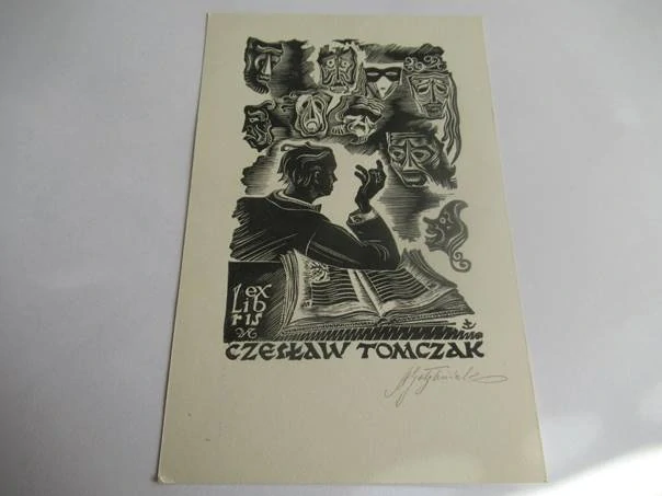 Exlibris – Czesław Tomczak – Antoni Gołębniak – motiv: Muž u knihy s divadelními maskami – 14,5×9,5 cm – dřevoryt (X2)