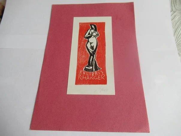 Exlibris – K.-H. Anger – Nečitelný autor – motiv: Plastika stojícího ženského aktu (torza) na červeném pozadí – 13,5×6,5 cm – linořez (X3) (podkladový list 20,5×14,5 cm)