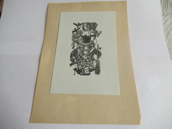 Exlibris – Hedwig zum Tobel, Wien – motiv: Žena, harlekýnský motiv s maskou a šípy – 14,5×10 cm – dřevořez (Holzschnitt)