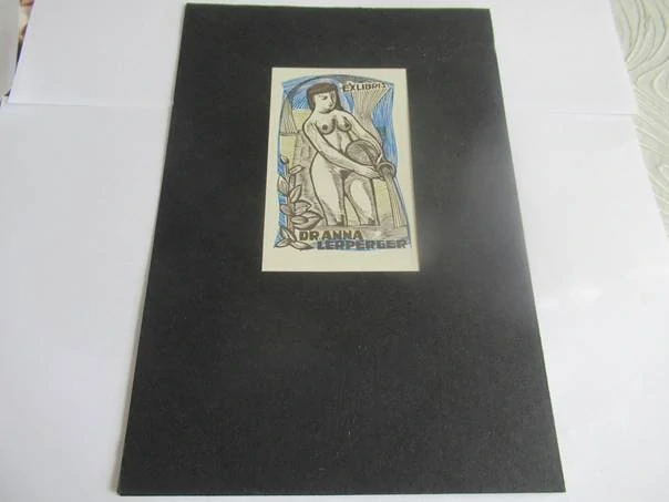 Exlibris – Dr. Anna Lerperger – Jan Battermann – motiv: Ženský akt (Vodnářka) vylévající vodu z amfory – 13×8,5 cm – barevný linoryt (pasparta 22,5×15,5 cm)