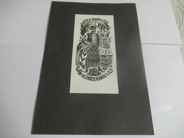 Exlibris – Dr. Kovács Károly – Alexander Mikloda – motiv: Muž v lidovém kroji s knihami a dýmkou – 13×6,5 cm – tisk z kovové desky z výšky (X4) (podkladový list 20,5×14 cm)