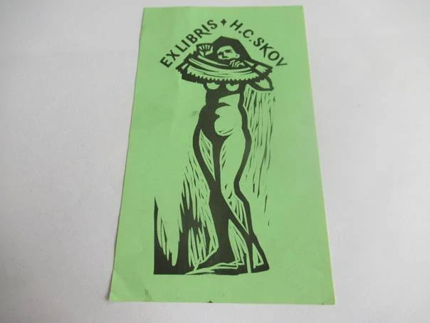 Exlibris – H. C. Skov – Dušan Janoušek – motiv: Svlékající se žena (stojící ženský akt) – 14,5×8,5 cm – linoryt (X3)