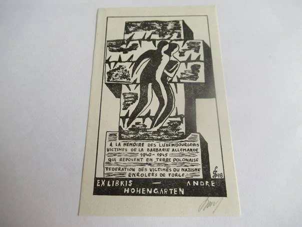 Exlibris – Andre Hohengarten – Nečitelný autor – motiv: Památník obětem nacismu s motivem kříže – 12×7,5 cm – linoryt