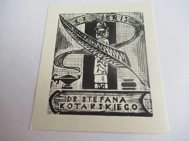 Exlibris – Dr. Stefana Kotarskiego – Mikołaj Sasykin – motiv: Slovanský idol (Światowid) s obří písařskou spičkou a kalamářem – 8×7 cm – dřevoryt (X2)