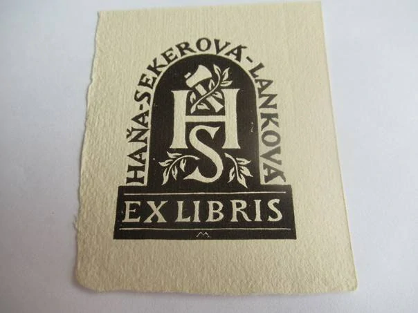 Exlibris – Haňa-Sekerová-Lanková – M. M. Hlobilová – motiv: Kaligrafický monogram HS se sekyrou v obloukovém portálu – 8×6,5 cm – dřevoryt (X2)