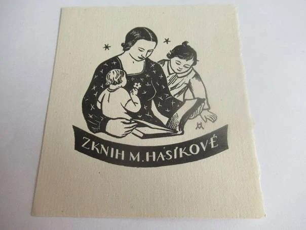 Exlibris – Z knih M. Hašíkové – Mrkvičková-Hlobilová – motiv: Matka se dvěma dětmi nad otevřenou knihou – 9,5×8,5 cm – dřevoryt (X2)