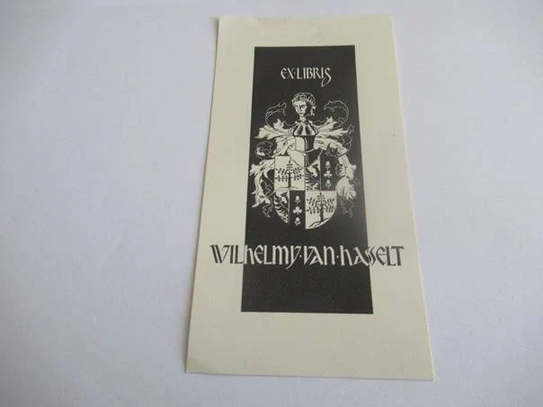 Exlibris – Wilhelmy van Hasselt – J. van Loo – Heraldický znak s přilbicí – linoryt (X3), 12×6 cm