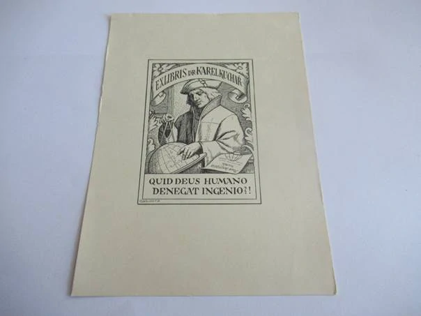 Exlibris – Dr. Karel Kuchař – Láďa Novák – Kartograf s glóbusem a kružidlem – zinkografie, 17×12 cm