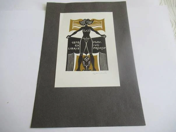 Exlibris – PhDr. Ivo Prokop – Stojící ženský akt se sovou moudrosti – linoryt (X3), podkladový papír 20,5×14,5 cm
