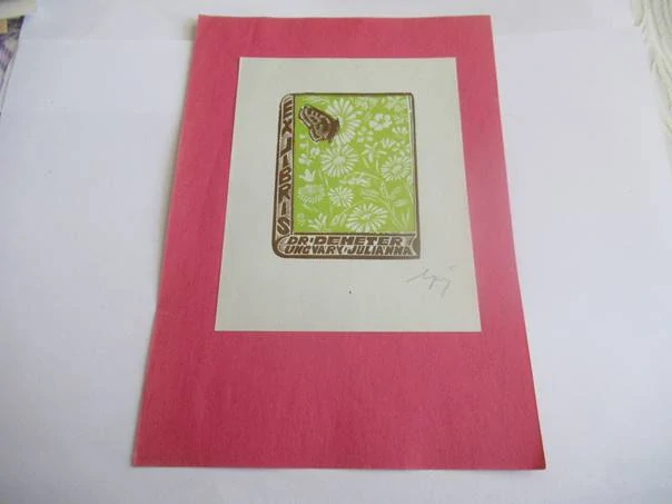 Exlibris – Dr. Demeter Ungváry Julianna – Kósa Bálint – Motýl v rozkvetlé louce – barevný dřevoryt, podkladový papír 20,5×14 cm