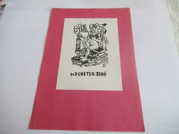 Exlibris – Dr. Demeter Jenő – Karancsi Sándor – Lékař s injekční stříkačkou na knihách – linoryt, podkladový papír 20,5×14 cm