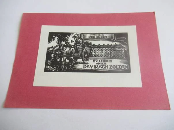 Exlibris – In memoriam Debrecen – Dr. Virágh Zoltán – Várkonyi Károly – Koňský povoz před debrecenským kolegiem – dřevoryt (X2), podkladový papír 20,5×14,5 cm
