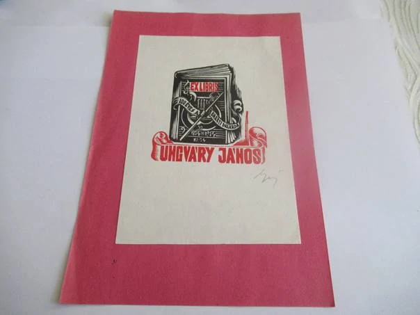 Exlibris – Ungváry János – Kósa Bálint – Kniha s houslovým klíčem a stuhou – barevný linoryt (X3/2), podkladový papír 20×14 cm