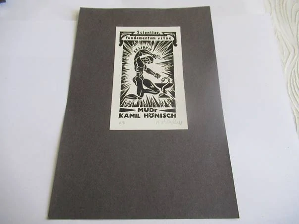 Exlibris – MUDr. Kamil Hönisch – V. Chrenko – Klečící muž s Asklépiovou čší – linoryt (X3), podkladový papír 21×14 cm