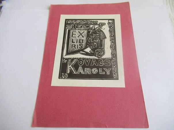 Exlibris – Dr. Kovács Károly – Józsa János – Hlava koně pod kovaným vývěsním štítem – linoryt (X3), podkladový papír 20,5×14,5 cm
