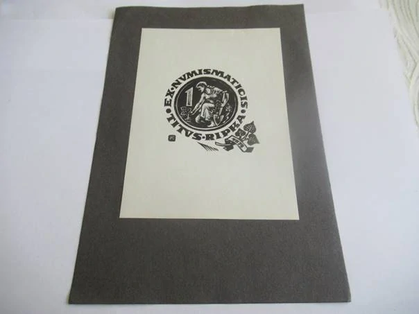 Ex-Numismaticis – Titus Ripka – Fery Antal – Numismatická ražba s klečící postavou – dřevoryt (X2), podkladový papír 20,5×14,5 cm