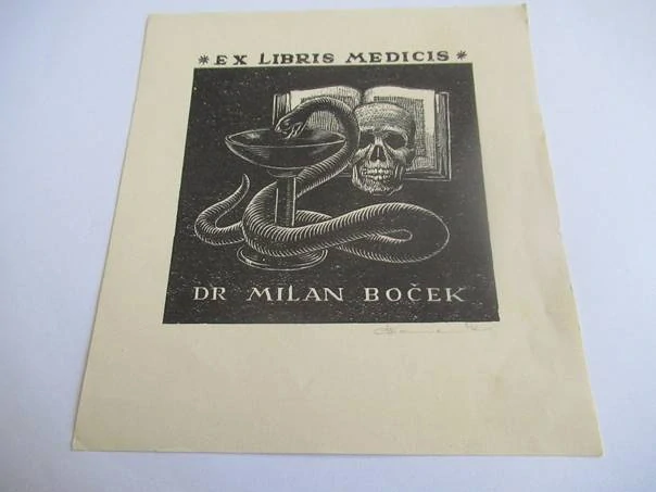 Ex Libris Medicis – Dr. Milan Boček – Antonín Kameník – Asklépiova čše s hadem, lebka a otevřená kniha – linoryt (X3), 12×11 cm