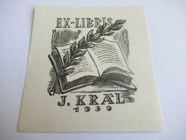 Ex-libris – J. Král – Karel Štěch – Vavřínová ratolest na otevřené knize – dřevoryt (X2), 10×9,5 cm