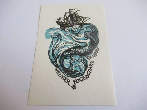 Exlibris – Helmer Fogedgaard – Anatolij Kalašnikov – Mořská panna (siréna) ve vlnách pod plachetnicí – tříbarevný dřevoryt (X2/3), 10×7 cm