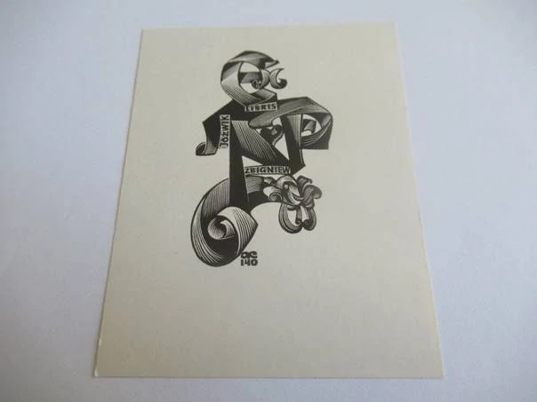 Exlibris – Jóźwik Zbigniew – Anatolij Kalašnikov – Kaligrafický monogram v barokní rozvilině – dřevoryt (X2), 9,5×7 cm