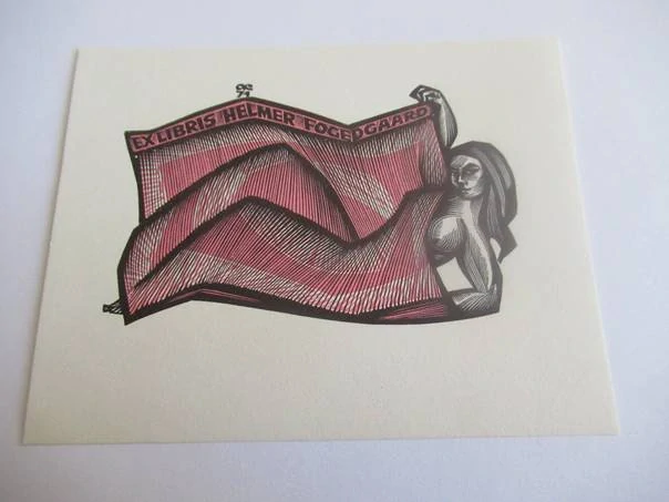 Exlibris – Helmer Fogedgaard – Anatolij Kalašnikov – Ležící poloakt ženy zahalené do červené draperie – dvoubarevný dřevoryt (X2), 10×8 cm