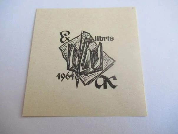 Exlibris – Monogram I. F. – Anatolij Kalašnikov – Rozevřená kniha s rydlem a perem – dřevoryt (X2), 6×6 cm