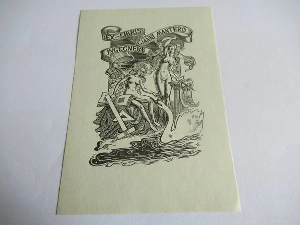 Exlibris – Gianni Mantero – Luc De Jaegher – Architektonický a mytologický motiv s akty, labutí a kružidlem – původní dřevoryt (X2), 11,5×8 cm