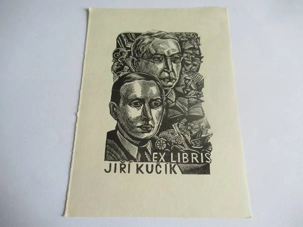 Exlibris – Jiří Kučík – Jiří Kodym – Portréty s knihou a ozubenými koly – původní linoryt (X3), 14,5×10,5 cm
