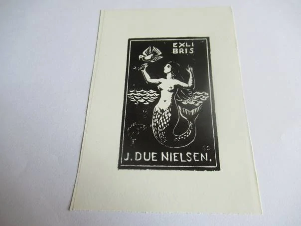 Exlibris – J. Due Nielsen – Hans Christian Bärenholdt – Mořská panna (Siréna) s rybou a holubicí – původní dřevoryt (X2), 11×7,5 cm