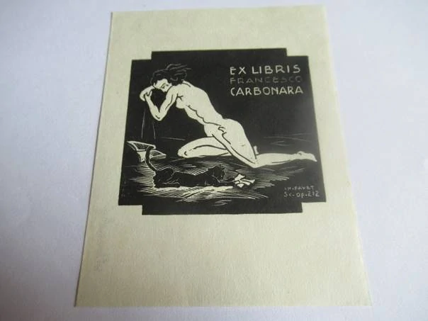 Exlibris – Francesco Carbonara – Charles Favet – Klečící ženský akt s černou kočkou a knihou – původní dřevoryt (X2), 9,5×7,5 cm