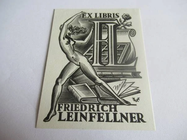 Exlibris – Friedrich Leinfellner – Valentin Le Campion – Ženský akt u iniciál s růží a knihami – původní dřevoryt (X2), 8,5×6 cm