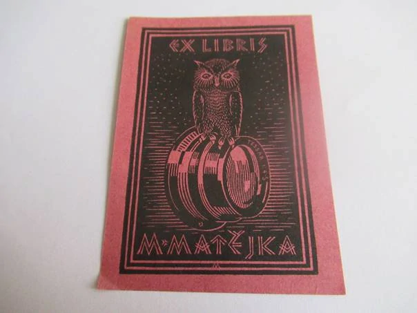 Exlibris – M. Matějka – Antonín Morávek – Československo, cca 1940–1950 – původní linoryt / dřevoryt na barevném papíru – 8×6 cm