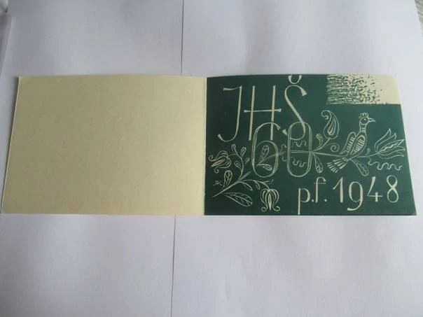Původní sběratelská novoročenka PF 1948 – lidový motiv s christogramem JHŠ (15 × 11 cm) – pro sběratele