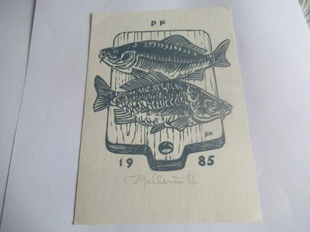 Původní sběratelská novoročenka P.f. '86 Dr. O. Mařík – motiv kaprů, signovaný tisk z výšky (15 × 10,5 cm)