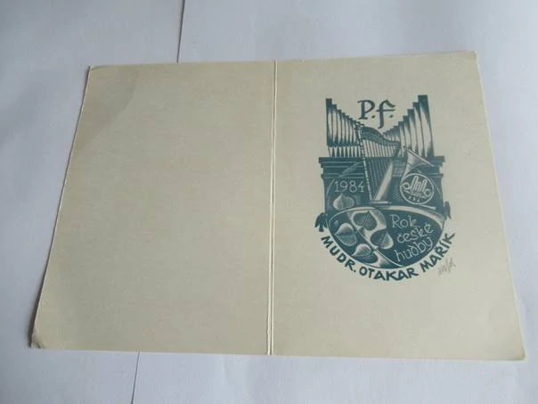 Původní sběratelská novoročenka P.f. 1984 MUDr. Otakar Mařík – Rok české hudby, signovaná grafika (15 × 10,5 cm)