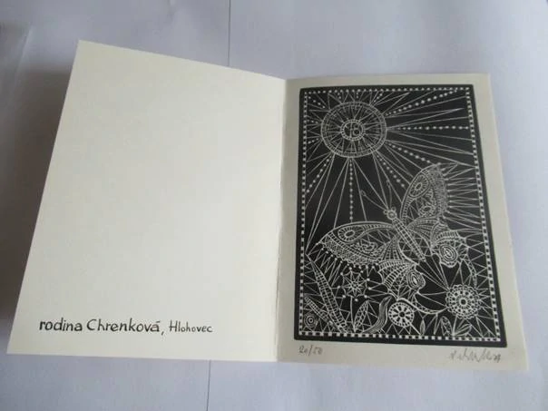 Původní sběratelská novoročenka PF rodina Chrenková, Hlohovec – autorský signovaný linoryt, limitovaný číslovaný náklad 20/50 (16,5 × 12 cm)