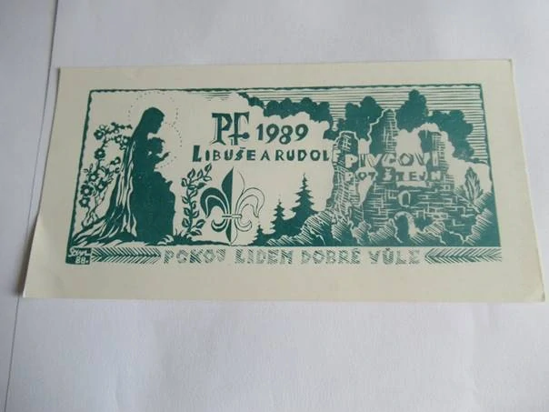 Původní sběratelská novoročenka PF 1989 Libuše a Rudolf Pivcovi – motiv Madony a hradu Potštejn (18 × 9 cm)