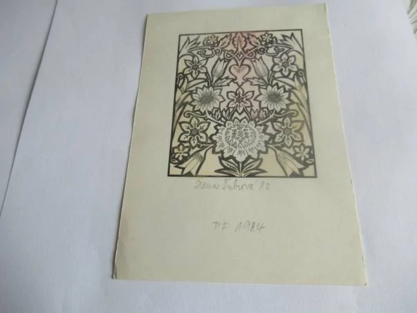 Původní sběratelská novoročenka PF 1984 – motiv bohatého florálního ornamentu, signováno Irena Šubrová (15 × 10,5 cm)
