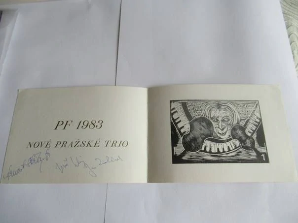 Původní sběratelská novoročenka PF 1983 Nové pražské trio – autorská grafika se třemi autogramy (15 × 10 cm)